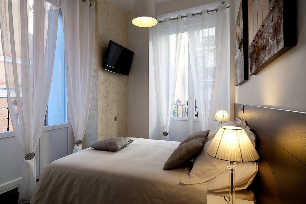Thc Latina Hostel Мадрид Экстерьер фото