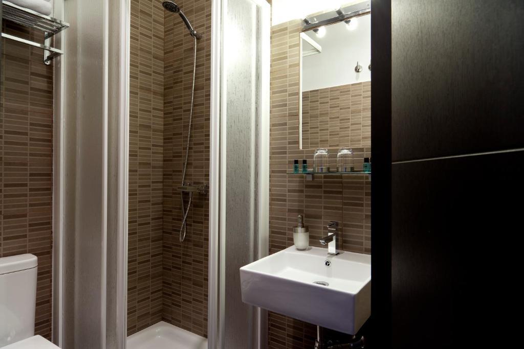 Thc Latina Hostel Мадрид Экстерьер фото