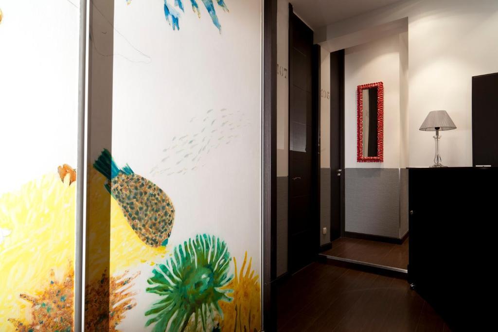 Thc Latina Hostel Мадрид Экстерьер фото