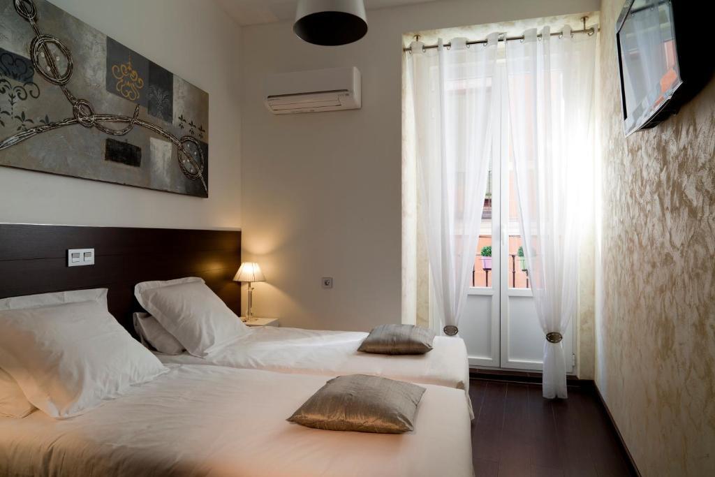 Thc Latina Hostel Мадрид Экстерьер фото