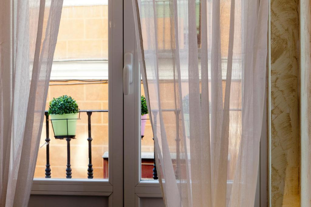 Thc Latina Hostel Мадрид Экстерьер фото