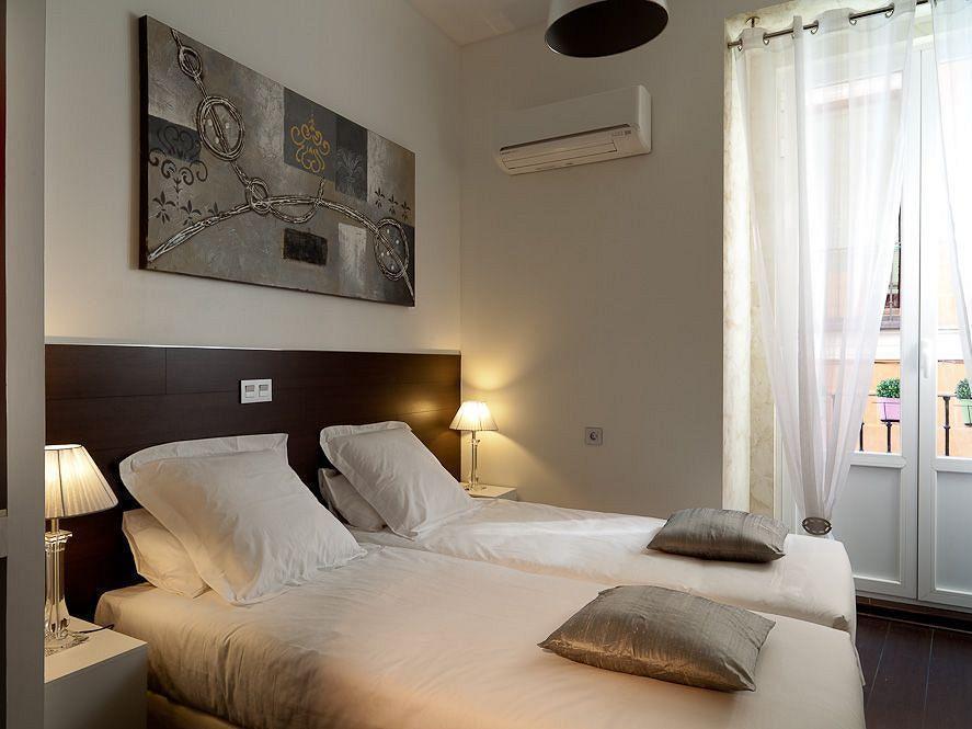 Thc Latina Hostel Мадрид Экстерьер фото