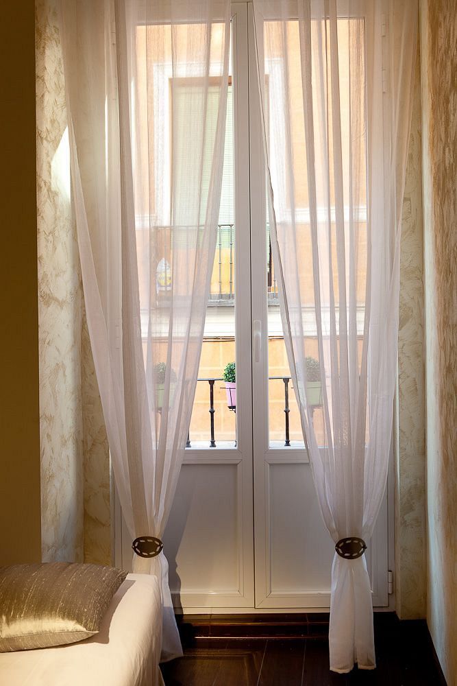 Thc Latina Hostel Мадрид Экстерьер фото